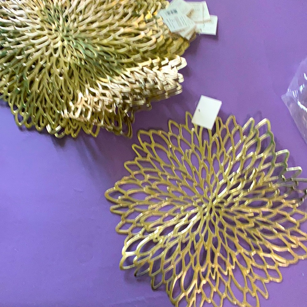 10 gold place mats